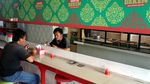 Di Tengah Pandemi, Warteg Ini Beri Makan Gratis Orang Berpuasa