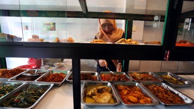Di Tengah Pandemi, Warteg Ini Beri Makan Gratis Orang Berpuasa