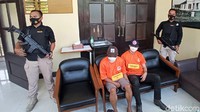 Jamal ditangkap dengan barang bukti berupa alat hisap atau bong. Sementara dari tangan AA, polisi menyita barang bukti narkotika sabu seberat 0,38 gram.
