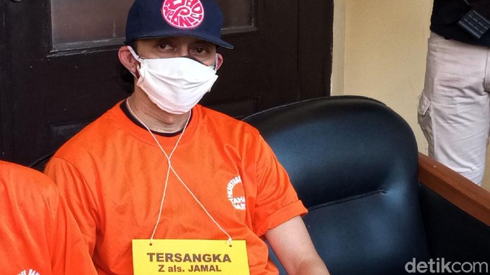 Ditangkap Terkait Narkoba, Jamal 'Preman Pensiun' Berbaju Tahanan Pemeran Jamal dalam sinetron 'Preman Pensiun' kembali ditangkap polisi. Dia ditangkap kembali atas penyalahgunaan narkotika jenis sabu.