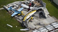 Sejumlah pesawat terparkir setelah bangunan hangar hancur diterjang badai laura di Lake Charles, Louisiana, Kamis (27/8) wakru setempat.