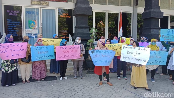 Emak-emak Demo Dinas Pendidikan Jombang Tuntut Sekolah Tatap Muka