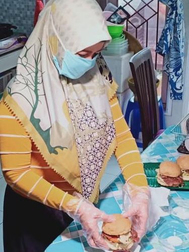 Feli Katri lukitasari saat membuat burger