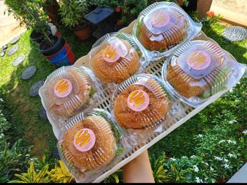 Feli Katri lukitasari saat membuat burger