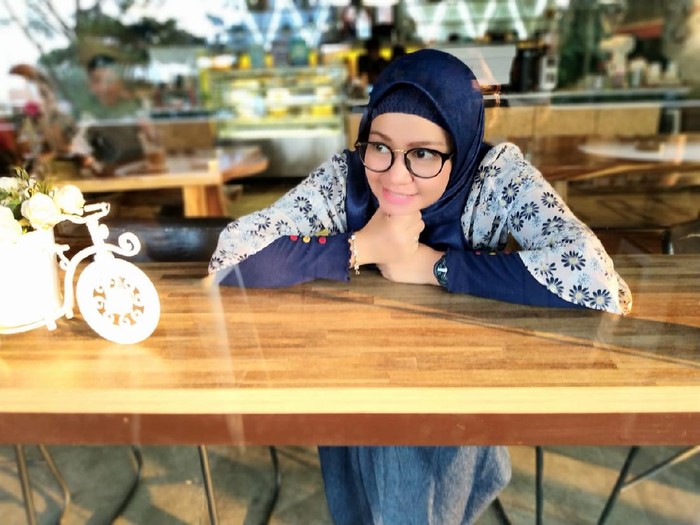feli Feli Katri lukitasari saat membuat burger
