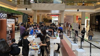 Pengunjung dapat membeli langsung Galaxy Note 20 series selama pameran berlangsung. Foto: Adi Fida Rahman/detikINET