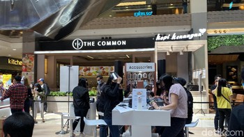 Pengunjung bisa menjajal aksesori baru Samsung, yakni Galaxy Buds Live dan Galaxy Watch 3. Foto: Adi Fida Rahman/detikINET