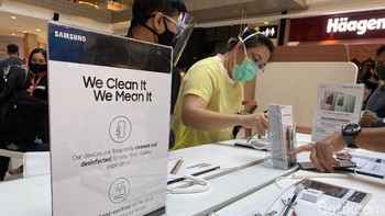 Setiap perangkat yang telah dipajang selalu disterilkan setelah dipegang pengunjung. Foto: Adi Fida Rahman/detikINET