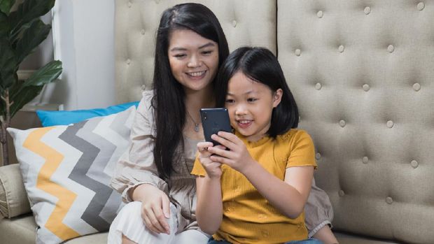 Geniora Phone hadir sebagai smartphone pertama khusus untuk anak-anak. Gadget tersebut dirilis sebagai solusi orang tua, yang mana saat ini tak bisa dipungkiri, kehidupan anak zaman sekarang akrab dengan teknologi digital, seperti smartphone.