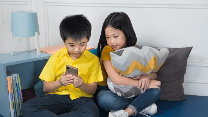 Geniora Phone hadir sebagai smartphone pertama khusus untuk anak-anak. Gadget tersebut dirilis sebagai solusi orang tua, yang mana saat ini tak bisa dipungkiri, kehidupan anak zaman sekarang akrab dengan teknologi digital, seperti smartphone.