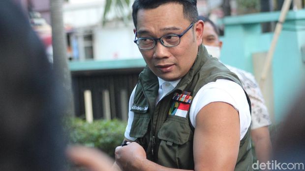Gubernur Jabar Ridwan Kamil usai disuntik vaksin.