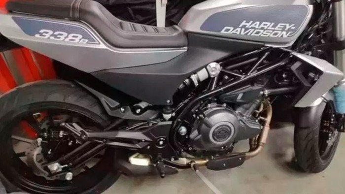 Motor sport naked Harley-Davidson bermesin kecil