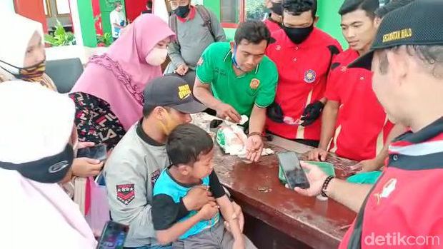 jari tersangkut gerendel