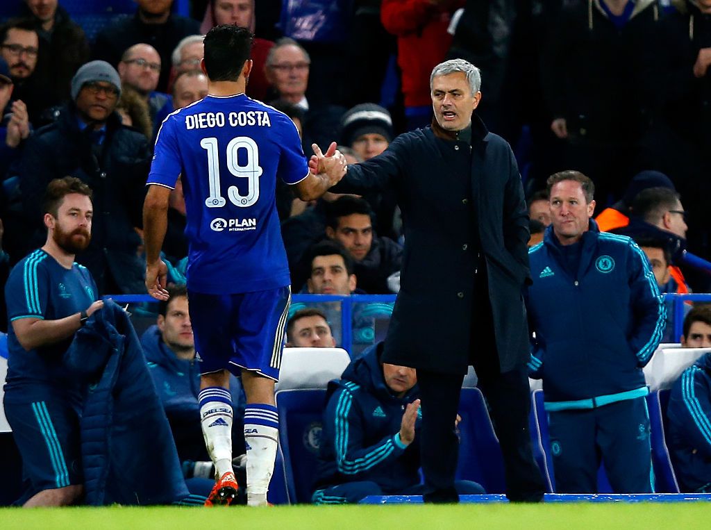 Jose Mourinho dan Diego Costa BURNLEY, ENGLAND - AUGUST 18: Manager Jose Mourinho of Chelsea speaks to Diego Costa of Chelsea after the Barclays Premier League match between Burnley and Chelsea at Turf Moor on August 18, 2014 in Burnley, England. (Photo by Clive Brunskill/Getty Images)