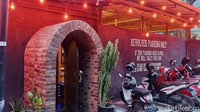 Revolver Espresso Bali namanya. Kafe ini berlokasi di Jalan Kayu Aya, No.Gang 51, Seminyak, Kuta, kabupaten Badung, Bali (Foto: Ahmad Masaul Khoiri/detikcom)