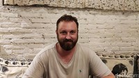 Revolver Espresso Bali diklaim pemilik jadi pembeda tempat ngopi yang ada di pulau Dewata. Seluk beluk kafe ini dijelaskan oleh Daniel adams (40), ekspatriat dari Sydney, Australia sekaligus salah satu pemiliki kafe (Foto: Ahmad Masaul Khoiri/detikcom)