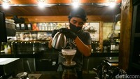 Kafe Revolver Espresso didirakan pada tahun 2011. Keberadaanya tak langsung sebesar sekarang. Barista sedang membuat manual brew (Foto: Grandyos Zafna/detikcom)
