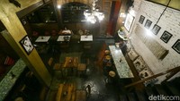 Ketika traveler masuk ke kafe Revolver Espresso Bali, suasana cozy atau santai langsung terasa. Di dalam kafe ini juga ada bar minuman beralkohol (Foto: Grandyos Zafna/detikcom)