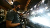Revolver Espresso Bali sudah berdiri sekitar sembilan tahun lalu dan kafe ini didirikan di tempat yang kecil. Tumbuh perlahan, kafe ini memiliki biji kopi dari Kolombia, Brazil, Papua Nugini dan Bali Kintamani (Foto: Grandyos Zafna/detikcom)