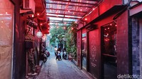 Traveler tak akan menyangka ada kafe bagus di lokasi tersembunyi ini. Lokasinya ada di sebuang gang. Namun, kafe Revolver Espresso Bali sudah berdiri dari tahun 2011 (Foto: Ahmad Masaul Khoiri/detikcom)