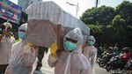 Kampanye Bahaya COVID-19, Peti Mati Diusung di Jalanan