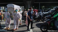 Warga terutama pengendara juga diimbau untuk memakai masker saat beraktivitas di luar rumah.