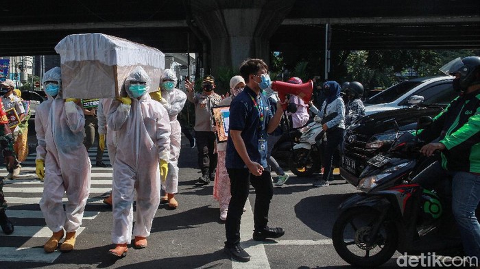 Kampanye Bahaya COVID-19, Peti Mati Diusung di Jalanan Petugas dari kecamatan Cilandak membawa peti mati di jalan Fatmawati, Jakarta, Jumat (28/8/2020). Kegiatan tersebut untuk mensosialisasikan bahaya Covid-19 yang dapat menyebabkan kematian. Kampanye unik ini juga diikuti oleh TNI, Polri dan dinas terkait di lingkungan Pemprov DKI.