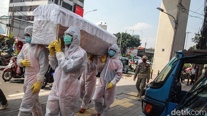 Kampanye Bahaya COVID-19, Peti Mati Diusung di Jalanan Petugas dari kecamatan Cilandak membawa peti mati di jalan Fatmawati, Jakarta, Jumat (28/8/2020). Kegiatan tersebut untuk mensosialisasikan bahaya Covid-19 yang dapat menyebabkan kematian. Kampanye unik ini juga diikuti oleh TNI, Polri dan dinas terkait di lingkungan Pemprov DKI.