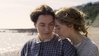 Kate Winslet dan Saoirse Ronan sempat menjadi sorotan setelah tampil sangat mesra dalam film Ammonite. Dok. Lionsgate