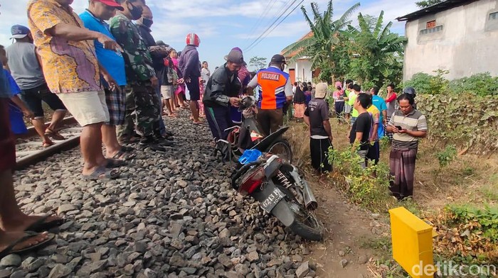 Seorang buruh tani tewas tertabrak kereta api di perlintasan tanpa palang pintu di Kelurahan Kebonsari Wetan, Kota Probolinggo. Korban diduga kurang hati-hati saat melintas dengan sepeda motor.