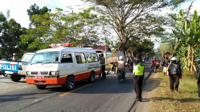 Seorang pelajar asal Tulungagung tewas setelah bertabrakan dengan truk pengangkut batu di jalan Raya Durenan-Bandung, Trenggalek. Korban mengendarai sepeda motor.