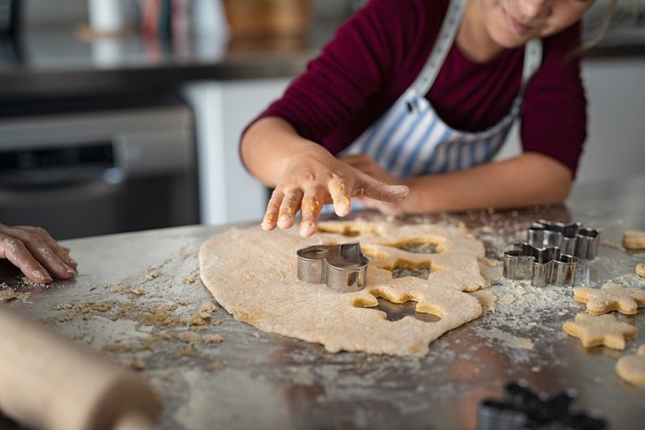 Kegiatan membuat kue dan roti (baking)