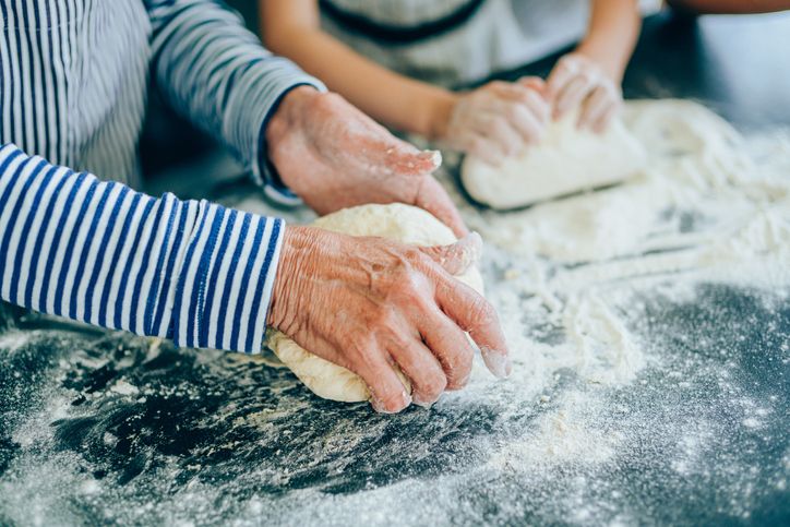 Kegiatan membuat kue dan roti (baking)