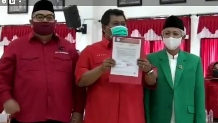 Ketua DPC PDIP Kendal menerima surat rekomendasi pasangan Tino-Mustamsikin di Pilkada Kendal 2020, Jumat (28/8/2020).