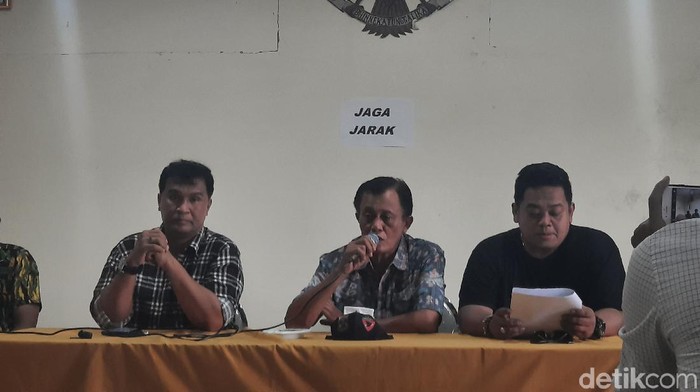 Ketua DPD Golkar Sleman Janu Ismadi (tengah) memberikan keterangan soal mundurnya 11 PK Golkar Sleman di kantor DPD Golkar Sleman, Jumat (28/8/2020)