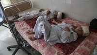 Dua orang anak terbaring lemah dengan kondisi kepada dibebat perban di salah satu rumah sakit di Parwan, Afghanistan.