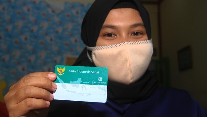 Warga Desa Madusari Nur Sufianti memperlihatkan Kartu Indonesia Sehat (KIS) miliknya saat hendak berobat di Puskesmas Sungai Durian di Kecamatan Sungai Raya, Kabupaten Kubu Raya, Kalimantan Barat, Jumat (28/8/2020). Layanan pengobatan yang diterima peserta Jaminan Kesehatan Nasional-Kartu Indonesia Sehat (JKN-KIS) di puskesmas tersebut merupakan wujud nyata dari hadirnya pemerintah dalam menjamin pelayanan kesehatan masyarakat Indonesia. ANTARA FOTO/Jessica Helena Wuysang/wsj.k