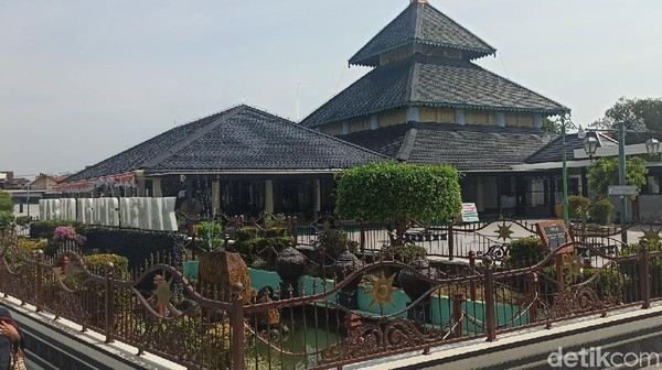 Dahulu, Masjid Agung Demak menjadi salah satu tempat berkumpulnya pada Wali Songo saat menyebarkan agama Islam di Pulau Jawa. Tak heran jika Masjid Agung Demak menjadi salah satu masjid tertua di Indonesia. (Mochamad Saifudin/detikcom)