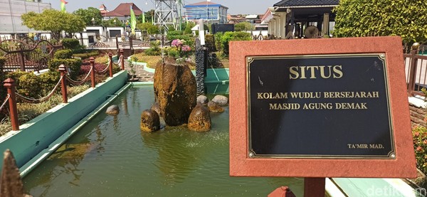 Masjid ini dibangun oleh Raden Patah dari Kerajaan Demak dibantu para Wali Songo pada abad ke-15 Masehi setelah keruntuhan Kerajaan Majapahit. (Foto: Mochamad Saifudin) Masjid ini dibangun oleh Raden Patah dari Kerajaan Demak dibantu para Wali Songo pada abad ke-15 Masehi setelah keruntuhan Kerajaan Majapahit. (Foto: Mochamad Saifudin)
