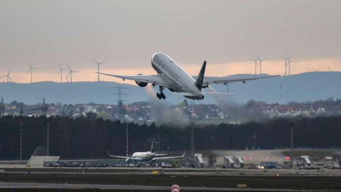 Maskapai United Airlines FRANKFURT AM MAIN, GERMANY - MARCH 12: A United Airlines plane takes off to San Fransisco at Frankfurt Airport on March 12, 2020 in Frankfurt, Germany. U.S. President Donald Trump has announced he is imposing a ban, beginning tomorrow at midnight, on most travellers from continental Europe in an effort to stop the spread of the coronavirus. U.S. citizens and their families will still be allowed to travel and the measure is not supposed to affect international trade. Europe currently has approximately 25,000 confirmed cases of the coronavirus, with approximately half of those in Italy. (Photo by Thomas Lohnes/Getty Images)