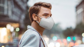 LG menghadirkan masker bernama PuriCare Wearable. Perusahaan teknologi ini pada dasarnya telah menciptakan masker wajah bertenaga baterai yang dilengkapi dengan kipas.  