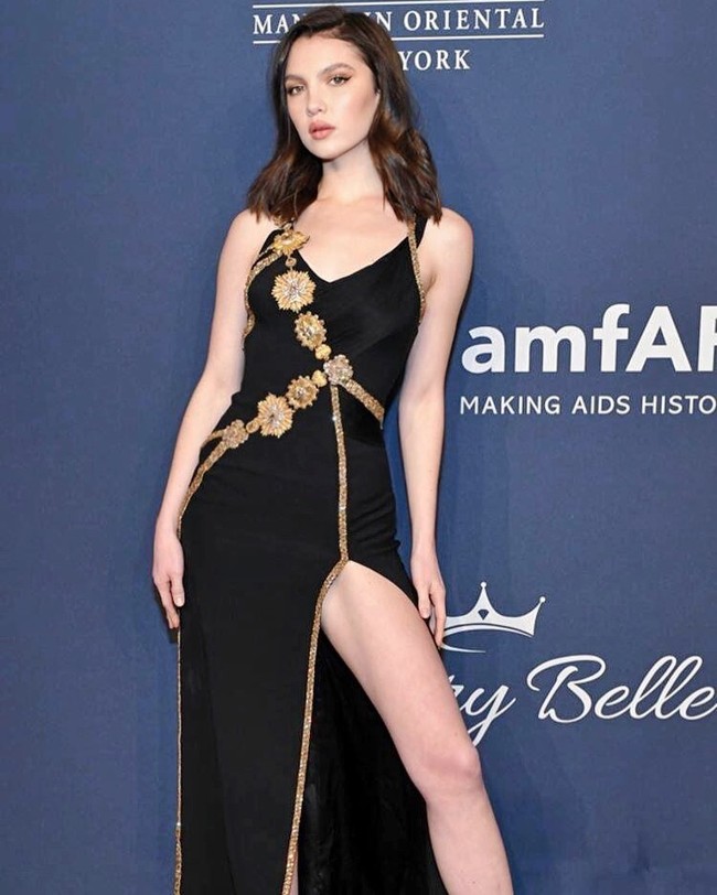 Inilah Maya Henry, perempuan yang disebut-sebut bakal menjadi calon istri Liam Payne. Daily Mail mengabarkan, keduanya telah bertunangan setelah Maya terlihat memakai sebuah cincin berlian di jarinya saat jalan bersama Liam di London, Kamis (27/8/2020) malam. Kabarnya, cincin tersebut bernilai US$ 3 juta atau Rp 43 miliar.(Foto: Instagram/@maya_henry)