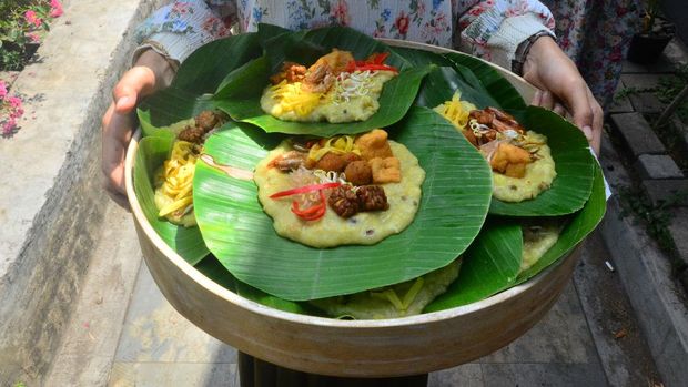 Tradisi membagikan bubur asyura masih dilestarikan oleh masyarakat di Kudus. Tradisi peninggalan Sunan Kudus itu mengajakar sikap saling berbagi pada sesama.