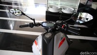 Yamaha MT-07 diklaim juga bakal lebih nyaman karena motor ini dilengkapi dengan shock depan adjustable dan shock belakang sebagai absorber yang memiliki daya redam dan kejut yang lebih baik, serta penyetelan rebound dapat memudahkan untuk menyesuaikan kondisi berkendara.