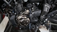Yamaha MT-07 ditawarkan menggunakan mesin 2 silinder in line berjenis Crossplane dengan ukuran 689 CC. Dilengkapi teknologi Berpendingin Cairan. Mampu menghasilkan Torsi Maksimal Hingga 68 Nm pada 6500 RPM dengan total 73,7 Horse Power. Berikut spesifikasi mesinnya.