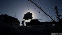 Sejumlah aktivitas pun terlihat di kawasan Pelabuhan Sunda Kelapa, salah satunya aktivitas para buruh kapal yang melakukan bongkar muatan di sebuah kapal.