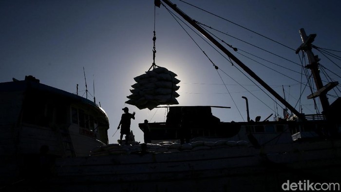 Pelabuhan Sunda Kelapa tampak ramai oleh aktivitas warga di sore hari. Ada yang sibuk melakukan bongkar muat dari kapal atau menikmati sore dengan bermain air.