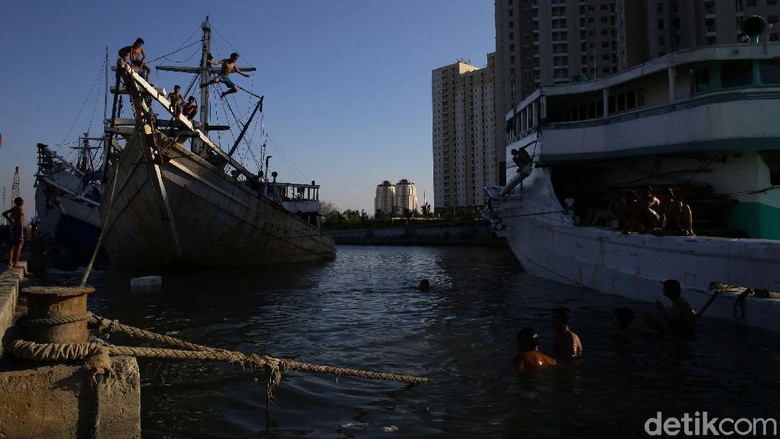 Menikmati Sore di Pelabuhan Sunda Kelapa Pelabuhan Sunda Kelapa tampak ramai oleh aktivitas warga di sore hari. Ada yang sibuk melakukan bongkar muat dari kapal atau menikmati sore dengan bermain air.