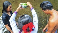 Dalam tradisi Suku Talang Mamak Dusun Bengayauan, gawai diawali dengan pemberitahuan oleh mangku ke pemegang kekuasaan tertinggi di tingkat Desa. Setelahnya, barulah tahapan gawai bisa dilaksanakan yang dimulai dengan tradisi mandi limau yang dipandu waris perempuan dari pengantin perempuan.