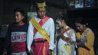 Meski begitu, pengesahan nikah oleh pegawai secara adat di sejumlah tempat pada masyarakat adat Suku Talang Mamak di Kabupaten Indragiri Hulu belum serta merta menjadi sah di mata negara. Kedua pengantin Suku Talang Mamak tersebut mesti melakukan pernikahan kedua di hadapan pemuka agama setempat guna mendapatkan legalitas. Bahkan, tak sedikit dari mereka terpaksa menikah ulang di luar perkampungan tempat tinggalnya.